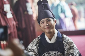 Park Bo Gum 🇵🇭 on X: The actor's agency, Blossom Entertainment, has  recently released new pictorials of Park Bogum for his '2020 Season's  Greeting.' In the newly released photos, Park Bogum shows